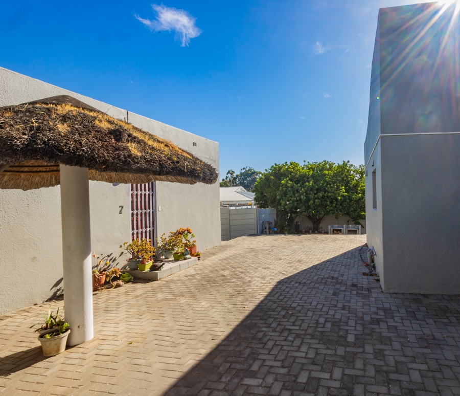 2 Bedroom Property for Sale in Oakglen Western Cape